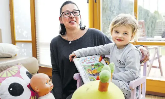  ?? BILD: MARTIN REMMERS ?? Zu Hause gut betreut, aber ohne Kindergart­enplatz: Tina Wilkens mit Tochter Lina.