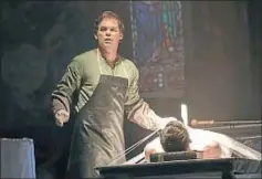  ?? LA VANGUARDIA ?? Execució del dolent a la 6a temporada. Dexter embolica les víctimes en plàstic per no deixar empremtes