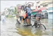  ?? PARWAZ KHAN /HT PHOTO ?? ■ A rickshaw puller carrying his passengers through a waterlogge­d road in Patna on Monday.