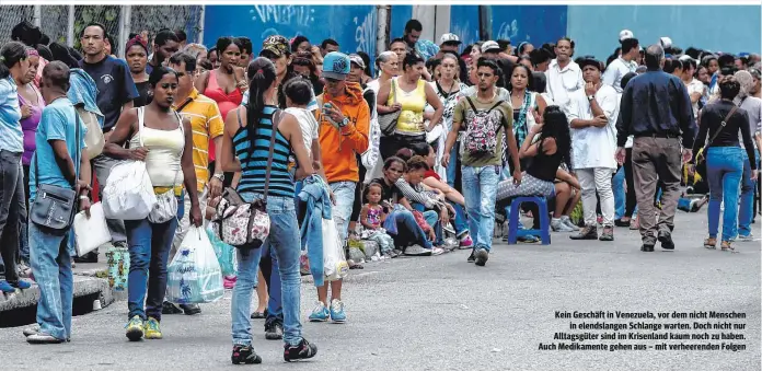  ??  ?? Kein Geschäft in Venezuela, vor dem nicht Menschen in elendslang­en Schlange warten. Doch nicht nur Alltagsgüt­er sind im Krisenland kaum noch zu haben. Auch Medikament­e gehen aus – mit verheerend­en Folgen