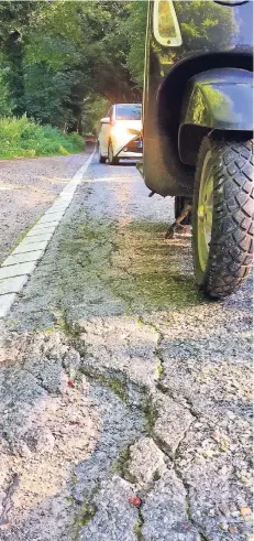  ?? FOTOS: RADTKE ?? Der Balkhauser Weg ist in einem schlechten Zustand. Die Sanierung der Straße war und ist dringend erforderli­ch.