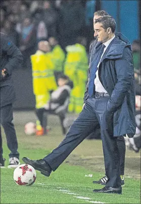  ?? FOTO: PERE PUNTÍ ?? Ernesto Valverde toca el balón en Balaídos El Txingurri empezó 2018 invicto