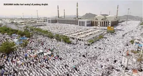  ??  ?? SUASANA ketika hari wukuf di padang Arafah.