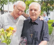  ?? FOTO: SILVIA MÜLLER ?? Herzliche Wünsche auch beim Stehempfan­g: Pfarrer Schmolling­er und der 80er-Jubilar Pfarrer Albert Rohr.