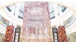  ?? FOTO: SCHADOW ARKADEN ?? Mehr als 100.000 Blüten sind in der Deko der Fiori-Blumenstyl­isten verarbeite­t, mit der die Schadow Arkaden ihre Kunden begrüßen.