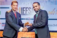  ??  ?? Amana Bank Deposit Mobilisati­on Head Arshad Jamaldeen receiving the award for Islamic Finance Product from Calamander Capital Singapore Director Mafaz Ishaq