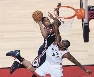  ?? NATHAN DENETTE THE CANADIAN PRESS ?? Wizards’ guard Bradley Beal drives to the net against Raptors’ forward Serge Ibaka early in Saturday’s Game 1.