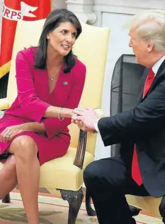  ?? MARK WILSON/AFP ?? De saída. Embaixador­a Nikki Haley ao lado do presidente Donald Trump, na Casa Branca