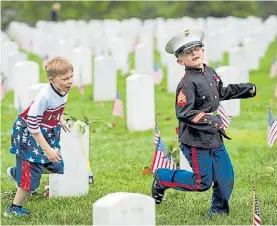  ?? EFE ?? Uniformes. Dos chicos vestidos de militares corren por Arlington.