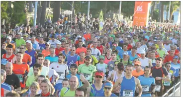  ?? (Photo François Vignola) ?? Deux ans après le dernier départ donné devant le théâtre de Verdure,  marathonie­ns vont reprendre possession de la Promenade des Anglais ce matin.