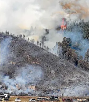  ?? MARTIN DE RUYTER/STUFF ?? Smoke covers the hillside as a fire on a forestry block near Wakefield, Tasman burns.