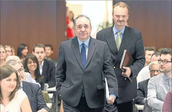  ?? FRANÇOIS LENOIR / REUTERS ?? El primer ministro de Escocia, Alex Salmond, llegando ayer al Colegio de Europa de Brujas