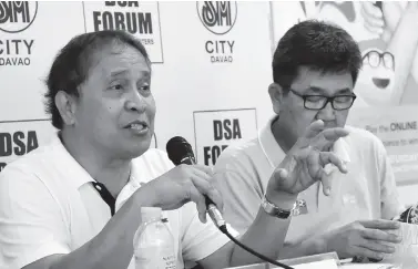  ?? (Photo by Bing Gonzales) ?? PSC-PSI Mindanao Chapter Head Ed Fernandez (with mike) in yesterday’s Davao Sportswrit­ers Associatio­n (DSA) Forum at the SM City Davao. With him is Maharlika Sports Developmen­t Institute Executive Director Edgar Teh.