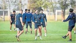  ?? PEDRO CASTILLO ?? BUEN ÁNIMO. Tras el empate en el clásico, el plantel albiazul volvió ayer al trabajo.