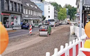  ?? RP-FOTOS (2): DIETRICH JANICKI ?? Derzeit wird die zweite Straßensei­te der Breite Straße umgebaut. Für die Fußgänger ist es nicht leicht, die Baustelle zu passieren.