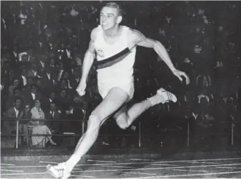  ?? FOTO: HANS-UELI BLOECHLIGE­R/DPA ?? Ein Abend für die Ewigkeit: Armin Hary lief am 21. Juni 1960 im Letzigrund-Stadion in Zürich als erster Mensch die 100 Meter in 10,0 Sekunden.