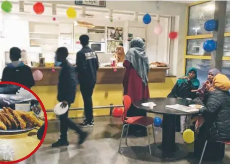  ?? FOTO: KERSTIN GUSTAFSSON ?? ÖPPET. Nu har kafeterian i Ungdomens hus i Rinkeby öppnat, som drivs av Föräldrarå­det.