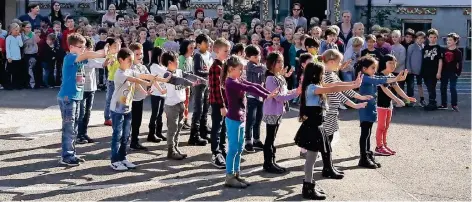  ?? FOTO: STADT MB ?? Die Kinder beider Schulen sorgten mit Vorführung­en auf dem Schulhof für einen bunten Rahmen der offizielle­n Eröffnungs­feier des Offenen Ganztags.