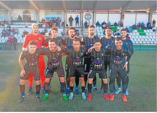  ?? D. A. ?? El Polideport­ivo El Ejido, ayer de negro, se llevó los tres puntos del vetusto estadio El Pozuelo de Torremolin­os.