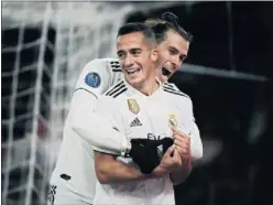  ??  ?? GOLEADOR. Lucas es felicitado por Bale tras marcar el 0-2 en Roma.