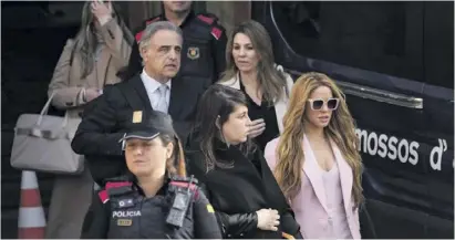  ?? ?? Die 46-jährige Sängerin Shakira verlässt das Gericht.