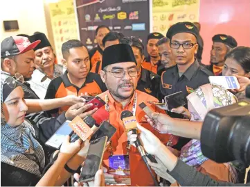  ??  ?? Mujahid fields questions from the press at Amanah National Convention 2018. — Bernama photo