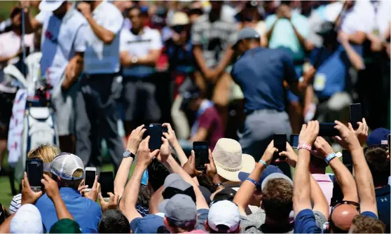  ?? FOTO: AFP / LEHTIKUVA / ROSS KINNAIRD ?? Publikintr­esset för Tiger Woods är fortfarand­e enormt trots att amerikanen inte vunnit en major sedan 2008.