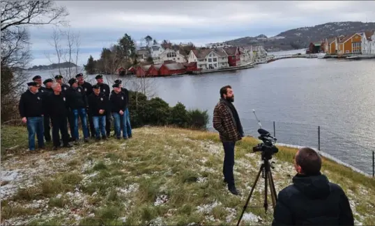  ?? FOTO: PRIVAT ?? Jarle Viken og Farsund Shantykor i aksjon, mens Arne Marthinsen gjør opptak til musikkvide­oen på Farøy i Farsund - med utsikt mot Engøy og Gåseholmen.