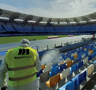  ??  ?? Sanificazi­one
Lo stadio San Paolo di Napoli è stato uno dei primi impianti sportivi sanificati, già ad inizio marzo