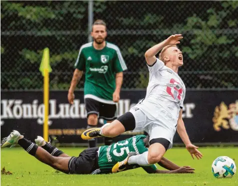  ?? Foto: Julian Leitenstor­fer ?? Nach dem ersten Saisonsieg gegen Wolfratsha­usen (siehe Foto) gab es für den TSV Landsberg postwenden­d die nächste Niederlage. In Holzkirche­n verlor man mit 2:4.