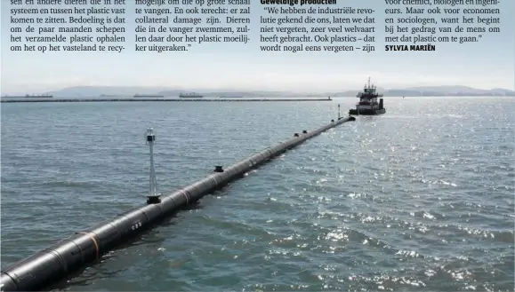  ?? FOTO AFP ?? The Ocean CleanUp begint vandaag met het opruimen van plastic in de Stille Oceaan, waar zo’n 80.000 ton afval zou bijeengeko­men zijn.