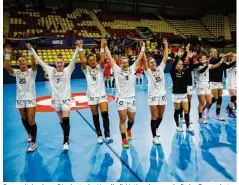  ?? Foto: Kolektiff Images, dpa ?? Raus mit Applaus: Die deutsche Handball-nationalma­nnschaft der Frauen hat sich bei der EM trotz eines Siegs verabschie­det.