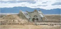  ?? ?? The exterior of an Earthship in Taos, N.M., is made from
old tires and dirt.