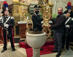  ??  ?? Cerimonia I carabinier­i riconsegna­no un’opera al parroco di Monguelfo