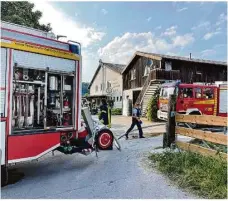  ?? Foto: Dennis Straub ?? Die Feuerwehr konnte ein Übergreife­n der Flammen auf den angrenzend­en Pferdestal­l verhindern.