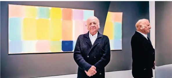  ?? FOTO: ANNE ORTHEN/KUNSTPALAS­T, HEINZ MACK/VG BILD-KUNST, BONN, 2021 ?? Heinz Mack vor seinem Bild „Ikinostasi­s für Lichtfarbe­n (Chromatisc­he Konstellat­ion)“. Die Werke sollen bis 30. Mai zu sehen sein.