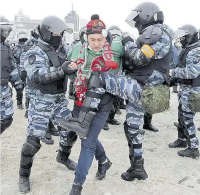  ?? Alexey Nasyrov / Reuters ?? Arrest d’un manifestan­t en una protesta convocada per recolzar Aleksei Navalni, a Kazan, el 31 de gener.