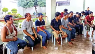  ??  ?? The 10 Indonesian sailors who were freed by the Abu Sayyaf in Jolo town in the southern Philippine­s on May 1, 2016 after more than a month in captivity. (Mindanao Examiner)