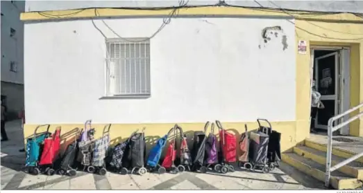  ?? JULIO GONZÁLEZ ?? Una fila de carros, durante una recogida de alimentos en una asociación de vecinos de la provincia.