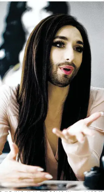  ??  ?? Conchita Wurst beim Gespräch mit dem KURIER: „Die Botschaft gehört genauso zu mir wie die Musik!“