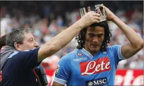  ??  ?? Cavani, ici couronné par un fan en 2013, a marqué 104 buts pour Naples.