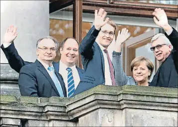  ?? FELIPE TRUEBA / EFE ?? Merkel i companys del seu partit saluden des d’un balcó durant les negociacio­ns