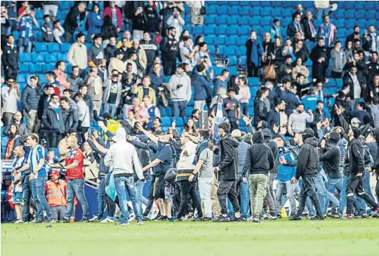  ?? Mané Espinosa ?? Un centenar de aficionado­s del Espanyol saltó al campo el domingo tras la celebració­n de la Liga de los jugadores del FC Barcelona