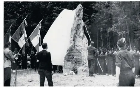  ??  ?? Le 6 juillet 1947, Maurice Chèvre et Jacques Coutard, deux résistants, retirent le symbolique voile blanc en toile de parachute.