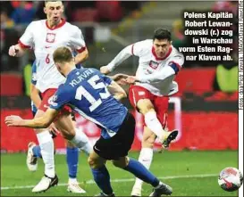  ?? ?? Polens Kapitän Robert Lewandowsk­i (r.) zog in Warschau vorm Esten Ragnar Klavan ab.