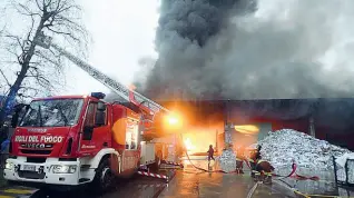  ?? (Bennati) ?? Rogo I vigli del fuoco impegnati nello spegniment­o delle fiamme nella cartiera Alfa Maceri di Cologno Monzese