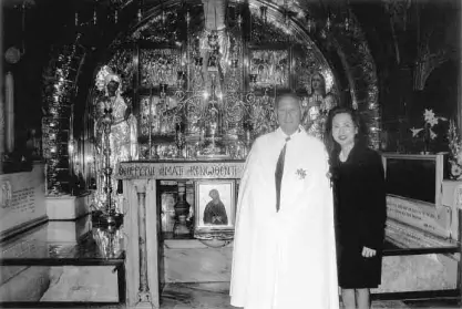  ?? CONTRIBUTE­D PHOTO ?? KNIGHT COMMANDER of the
Philippine branch of the Equestrian Order of the Holy Sepulchre former Ambassador
Jesus P. Tambunting and wife Margarita A. Tambunting pose at the Holy Sepulchre in Jerusalem.