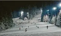  ?? Foto: Tourist-Informatio­n St. Englmar/tmn ?? Am Pröller in St. Englmar können Skiurlaube­r an vielen Tagen auch abends auf die Piste.