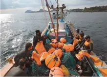  ?? Yonhap ?? Divers return to land after a group dive in the waters off Namwon-eup, Seogwipo, Jeju Island.