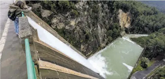  ?? Photo: David Revenga ?? Water was released from Guadalest reservoir at the weekend